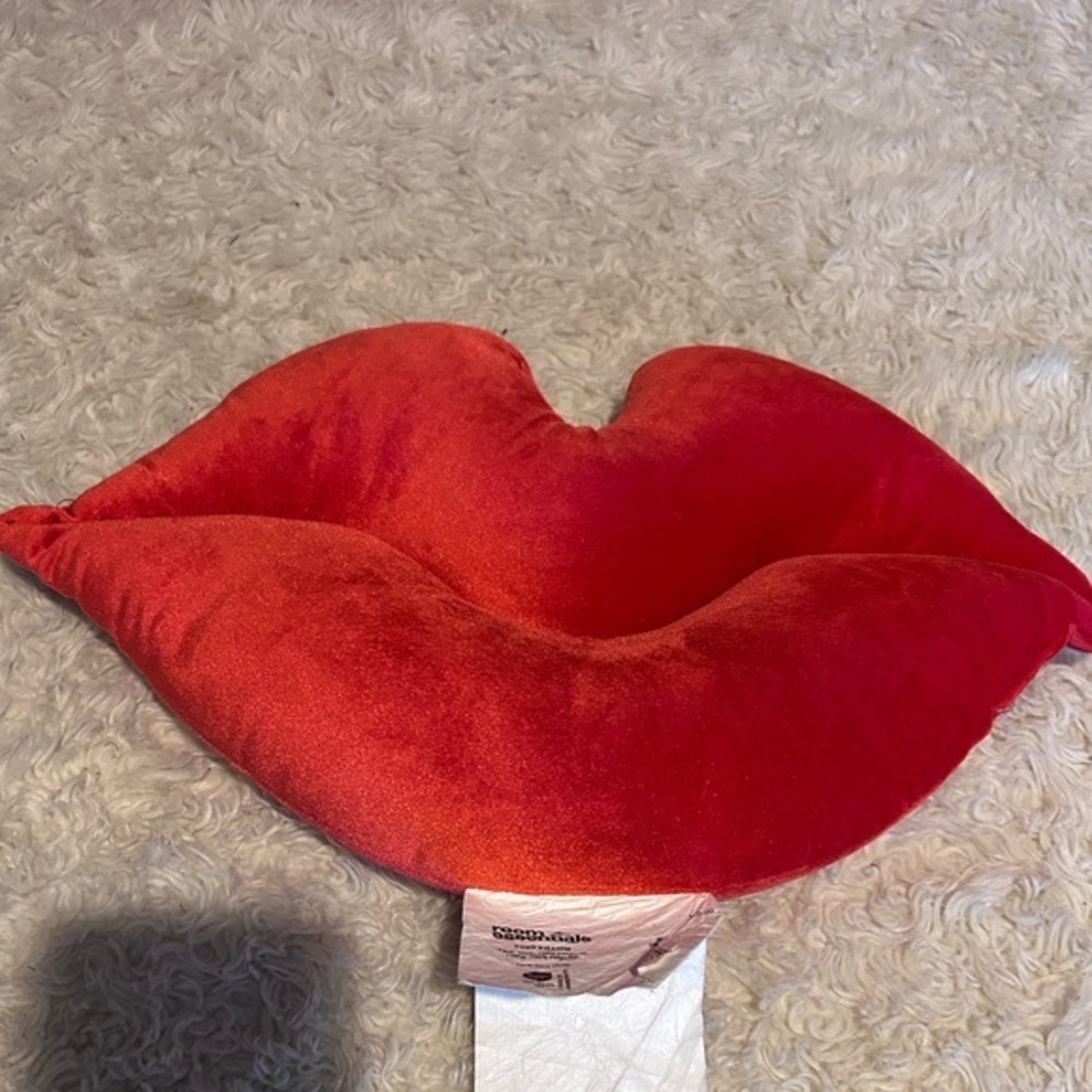 Room‎ Essentials Red Lip-Shaped Pillow